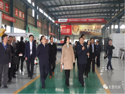 濟(jì)寧市委常委、組織部部長孔凡萍帶領(lǐng)全市“兩新”組織黨建工作現(xiàn)場觀摩團(tuán)蒞臨天意機(jī)械調(diào)研指導(dǎo)
